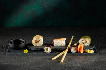 Vielfältige Sushi-Auswahl auf einer dunklen Schieferplatte © Olaf Kunz