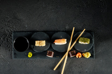 Vielfältige Sushi-Auswahl auf einer dunklen Schieferplatte © Olaf Kunz