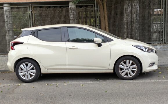 Vista lateral de un autom&oacute;vil Nissan Micra aparcado en una calle de Madrid, Espa&ntilde;a, 24 de octubre de 2025