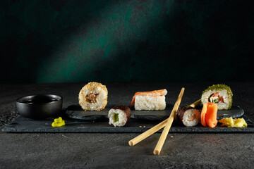 Vielfältige Sushi-Auswahl auf einer dunklen Schieferplatte © Olaf Kunz