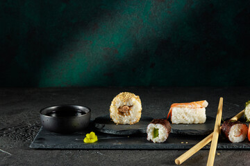 Vielfältige Sushi-Auswahl auf einer dunklen Schieferplatte © Olaf Kunz