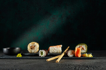 Vielfältige Sushi-Auswahl auf einer dunklen Schieferplatte © Olaf Kunz