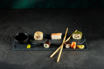 Vielfältige Sushi-Auswahl auf einer dunklen Schieferplatte © Olaf Kunz