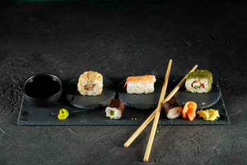 Vielfältige Sushi-Auswahl auf einer dunklen Schieferplatte © Olaf Kunz
