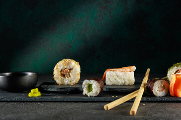 Vielfältige Sushi-Auswahl auf einer dunklen Schieferplatte © Olaf Kunz