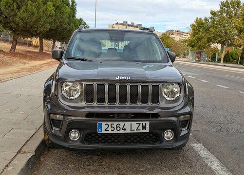 Vista frontal de un autom&oacute;vil Jeep Renegade aparcado en una calle de Madrid, Espa&ntilde;a, 24 de octubre de 2025