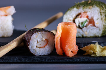 Vielfältige Sushi-Auswahl auf einer dunklen Schieferplatte © Olaf Kunz