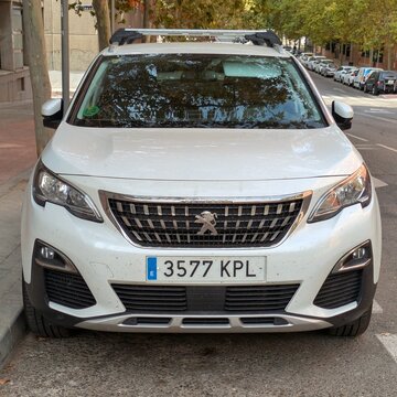 Vista frontal de un autom&oacute;vil Peugeot 3008 aparcado en una calle de Madrid, Espa&ntilde;a, 24 de octubre de 2025