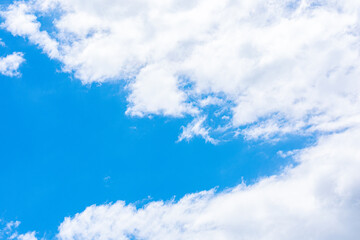 céu azulado com nuvens