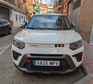 Vista frontal de un autom&oacute;vil KGM Tivoli aparcado en una calle de Madrid, Espa&ntilde;a, 24 de octubre de 2025
