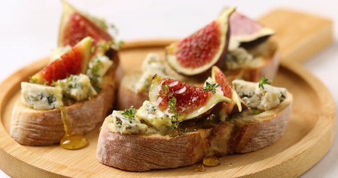 Bruschetta with Dorblu cheese and figs, with honey and thyme