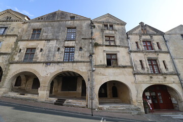 Obraz premium Bâtiment typique, vue de l'extérieur, ville de Fontenay le Comte, département de la Vendée, France