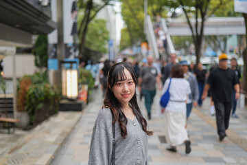 Obraz premium Lifestyle portrait of a woman in Harajuku’s shopping zone