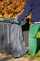 służby miejskie porządkują park jesienią