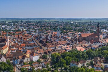 Obraz premium Die niederbayerische Stadt Straubing an der Donau von oben, Blick von der Insel Gstütt