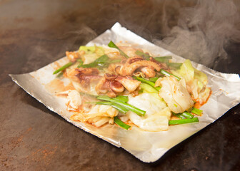 イカと野菜の炒め物（鉄板）