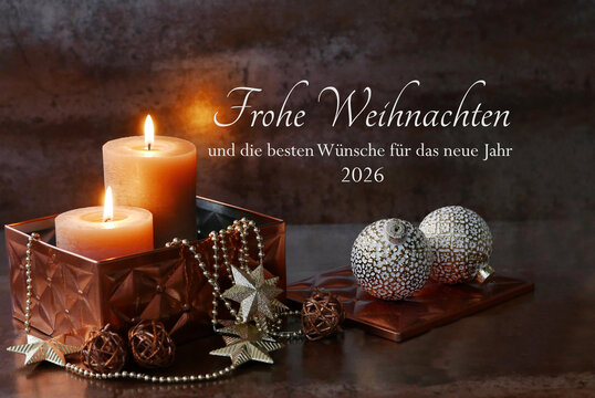 Weihnachtskarte mit Neujahrsgruß: Frohe Weihnachten und die besten Wünsche für das neue Jahr 2026. Harmonische Dekoration mit Kerzen und Weihnachtskugeln - Powered by Adobe