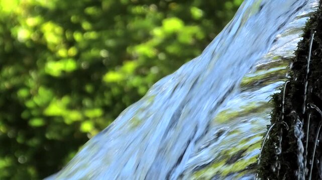 Wasserfall von Wildbach im Wald, Wasserkraft in den Alpen