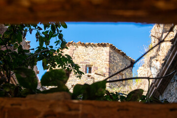 Torre vista entre las ruinas y escombros de la vieja iglesia