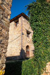 Perspectiva de la casa en un pueblo abandonado