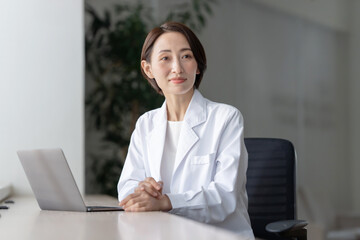 医師　女性　診察