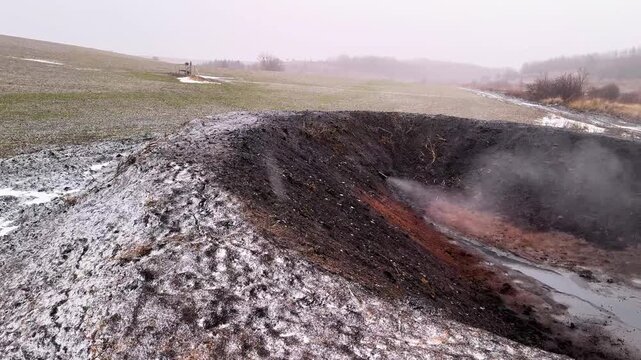 Ukraine, engineers of the Shebelinka gas field release problematic gas and gas condensate in a special pit - a barn for safety.