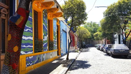 Gordijnen Buenos Aires Calles empedradas con árboles decorados por los vecionos con tejidos hechos a mano en el antiguo y tradicional barrio de Barracas en Buenos Aires, Argentina   © Eugenia