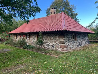 Historisches Gebäude auf einem Bauernhof bei Klütz an der Ostsee