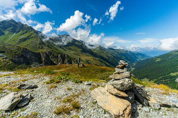 Les montagnes autour du Lac des Dix, au cœur des Alpes suisses