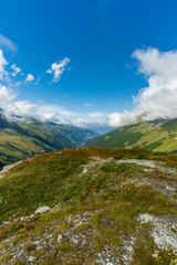 Les montagnes autour du Lac des Dix, au c&oelig;ur des Alpes suisses
