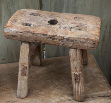 Taburete antiguo , r&uacute;stico de madera maciza, hecho a mano