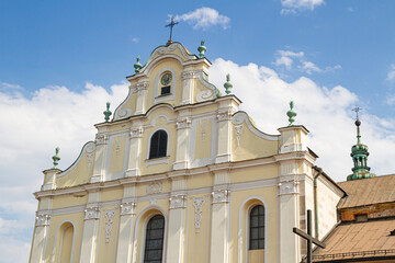 Sanktuarium Świętego Krzyża w Krakowie w słoneczny dzień zbliżenie na fasadę | The Sanctuary...