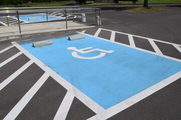 思いやり駐車場 車椅子マーク