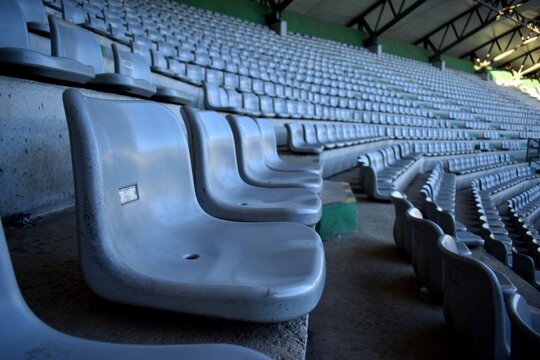Asientos vac&iacute;os en un estadio de f&uacute;tbol.