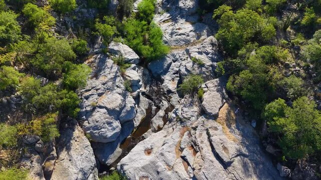 Toma cenital de dron de las tinajas al sur de Ures Sonora