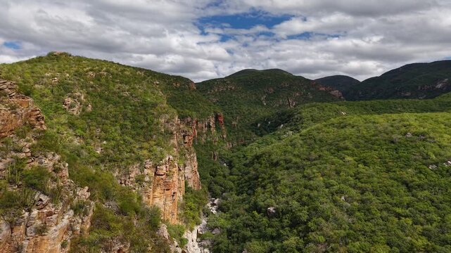 Toma de dron de un ca&ntilde;on rodeado de vegetacion verde en  el estado de Sonora