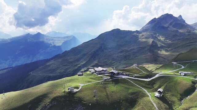 Grindelwald-First in der Schweiz &ndash; atemberaubende Alpenlandschaft mit schneebedeckten Gipfeln, klaren Bergseen und beliebten Wanderwegen. Perfekt f&uuml;r Outdoor-Abenteuer