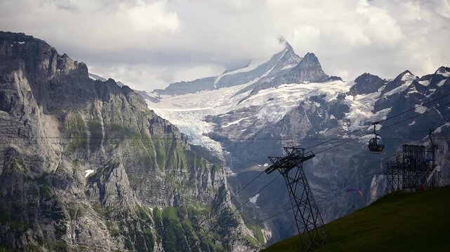 Grindelwald-First in der Schweiz &ndash; atemberaubende Alpenlandschaft mit schneebedeckten Gipfeln, klaren Bergseen und beliebten Wanderwegen. Perfekt f&uuml;r Outdoor-Abenteuer