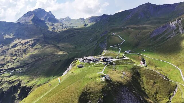 Grindelwald-First in der Schweiz &ndash; atemberaubende Alpenlandschaft mit schneebedeckten Gipfeln, klaren Bergseen und beliebten Wanderwegen. Perfekt f&uuml;r Outdoor-Abenteuer