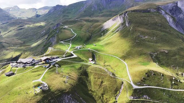 Grindelwald-First in der Schweiz &ndash; atemberaubende Alpenlandschaft mit schneebedeckten Gipfeln, klaren Bergseen und beliebten Wanderwegen. Perfekt f&uuml;r Outdoor-Abenteuer