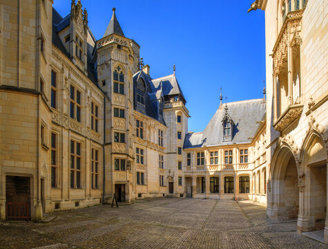 Bourges, Palais Jacques-C&oelig;ur et statue de Jacques-C&oelig;ur