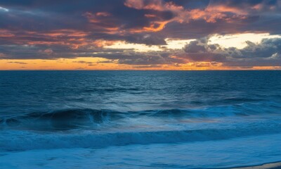 Obraz premium Dramatic sunset over turbulent ocean
