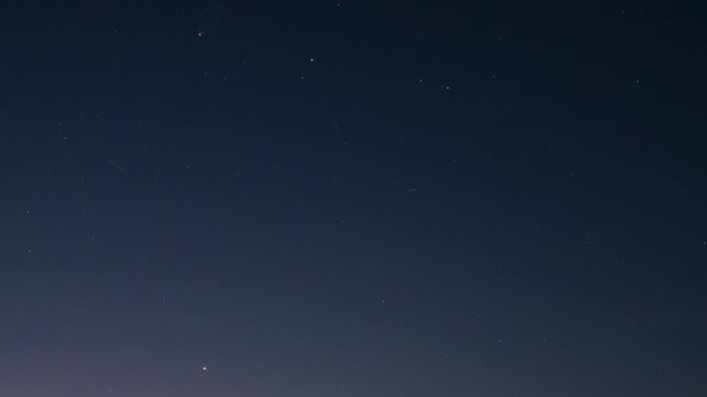 [タイムラプス] レモン彗星の軌跡と八ヶ岳の稜線と星空が織りなす感動の夜景