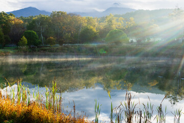 湖に差し込む朝日
