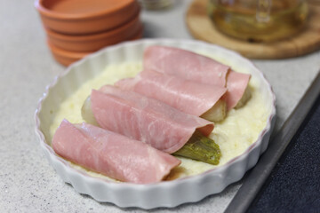 ベルギー料理シコングラタンを作る様子