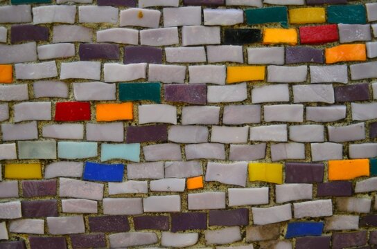 화려한 어두운 유약을 바른 도자기 타일 질감