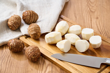 まな板で下ごしらえした里芋｜カットの調理工程