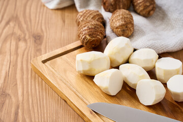 まな板で下ごしらえした里芋｜カットの調理工程