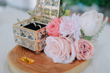 Elegant Wedding Rings in Crystal Box with Roses Decoration