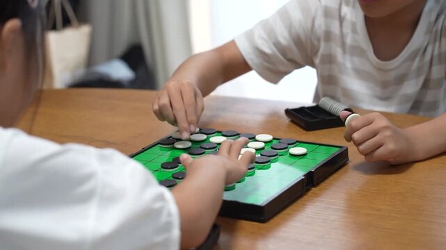 	オセロで遊ぶ子供たち